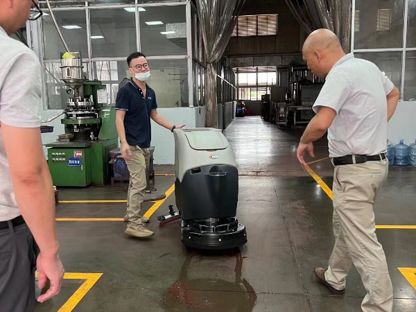 工业手推式洗地机——饭堂使用案例