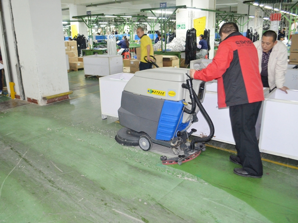 工厂车间地板有油污用手推式洗地机清洗效果更好