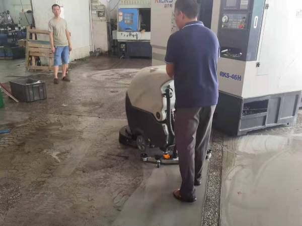车间重油污地面洗不干净？看手推式洗地机这样的效果怎么样！