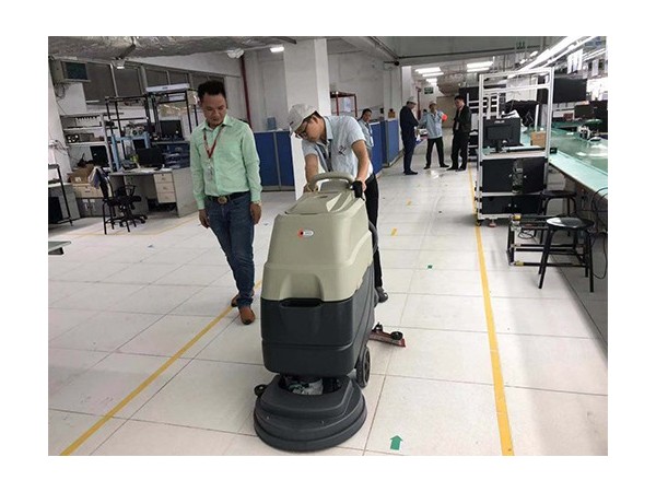 国家提倡环保工厂车间地面的清扫用全自动机洗地机