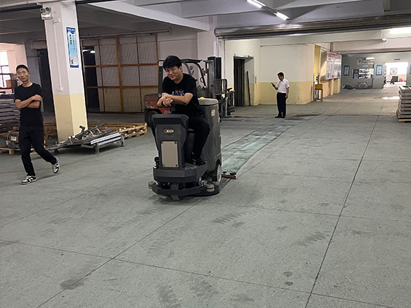美高驾驶式洗地机_东莞工厂车间清洁