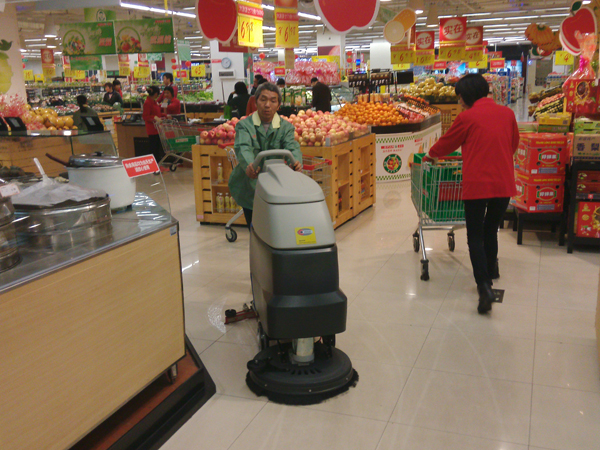 这些年越来越少商场超市采购手推式洗地机了