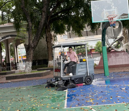 操场落叶多