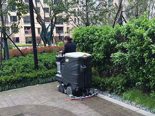 驾驶式洗地机