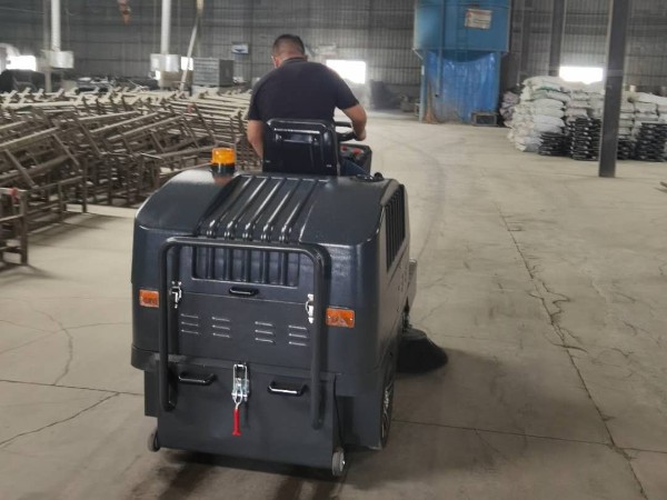 高效率清洁工业电动扫地车为工业清洁缓解清洁用工难压力