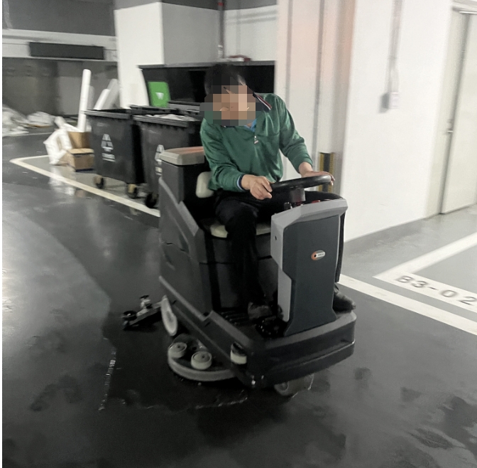 车库使用美高驾驶式洗地机