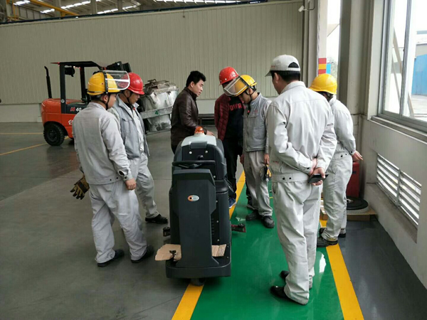 隆达铝业公司使用美高驾驶式洗地机地面干净多了