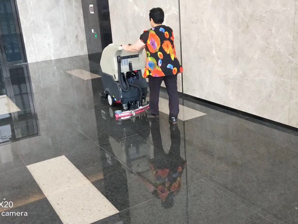 手推式洗地机